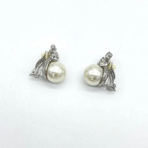 Kenneth Lane Silver Tone Faux Pearl Rhinestone Flower Clip On Earrings KJL - Picture 3 of 5